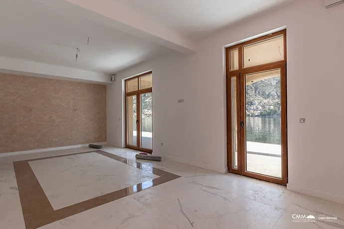 Eine luxuriöse dreistöckige Villa in erster Meereslinie in Kotor